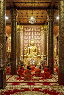 Monks praying at Wat Sensoukaram