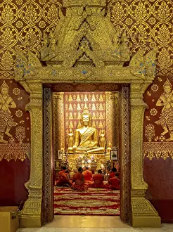 Monks praying at Wat Sensoukharam