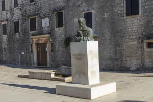 Monument to Petar Hektorović