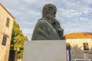 Monument to Petar Hektorović