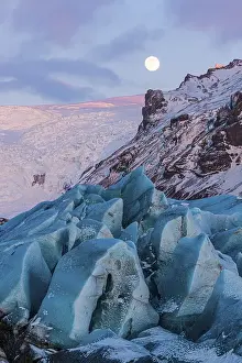 Full moon over Svinafellsjoekull