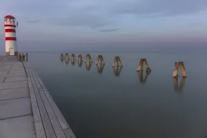 Morgenstimmung am See, Leuchtturm und Poller im Neusiedlersee
