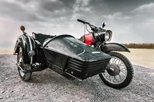 Motorbike with sidecar, classic car