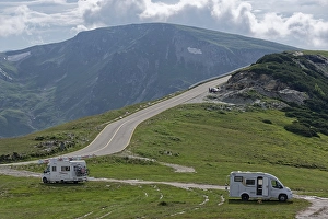 Motorhomes on the Transalpina high road at Papusa Peak