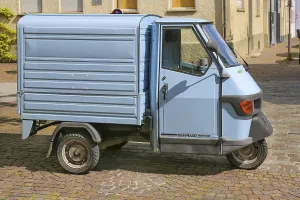 Motorised tricycle with loading area