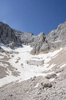 Mountain basin with glacier remnant of the Hoellentalferner
