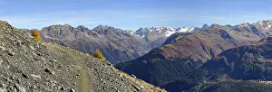 Mountain hiking trail with mountain views towards Sardasca and Silvretta in autumn