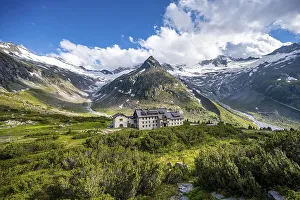 Mountain hut Berliner Huette, mountain peak Steinmandl