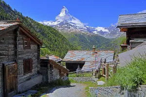Mountain huts in the hamlet of Findeln with Matterhorn 4478m