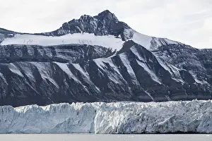 Mountain massif, Sveabreen glacier