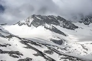 Mountain peak Dosso Largo with GLetscher Schlegeiskees