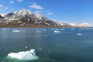 Mountain tops, snow, sea, Konowbreen