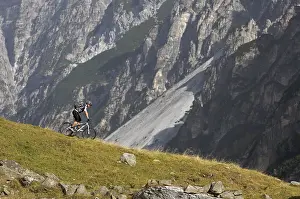 Mountainbiker at the Karalm pasture in the Pinnistal valley