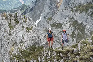 Mountaineer with helmet, ascent to the Ackerlspitze