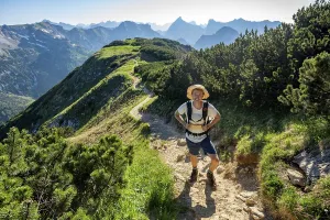 Mountaineer, hiker on the hiking trail to the Baerenkopf