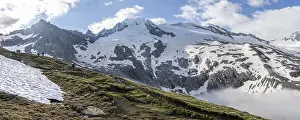 Mountaineer on a hiking trail, ascent to Schoenbichler Horn