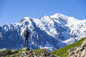 Mountaineer in front of mountain landscape