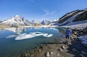 Mountaineer in front of mountain landscape with mountain lake
