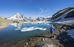 Mountaineer in front of mountain landscape with mountain lake