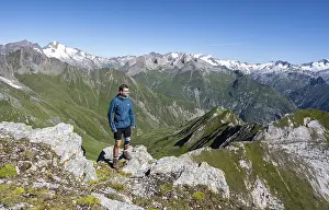 Mountaineer in front of mountain panorama with Grossvenediger