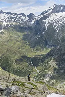 Mountaineer in front of picturesque mountain landscape