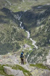 Mountaineer in front of picturesque mountain landscape