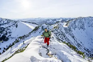 Mountaineer on the ridge of the Aiplspitz in the snow