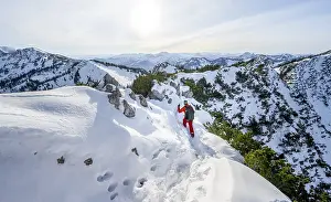 Mountaineer on the ridge of the Aiplspitz in the snow