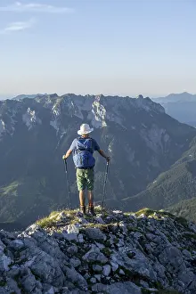 Mountaineer on a ridge path, crossing the Hackenkoepfe