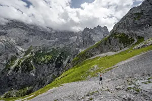 Mountaineer in steep terrain on the Schafsteig on the Waxenstein ridge