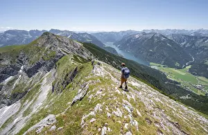 Mountaineer on the summit ridge of the Unnuetz