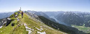 Mountaineer on the summit ridge of the Unnuetz