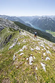 Mountaineer on the summit ridge of the Unnuetz