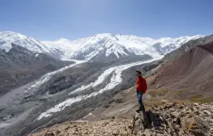 Mountaineer at Traveller's Pass with view of impressive mountain landscape