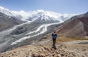 Mountaineer at Traveller's Pass with view of impressive mountain landscape