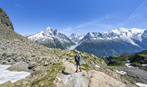 Mountaineers on a hiking trail in front of a mountain landscape
