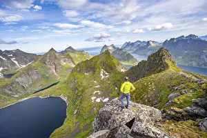 Mountaineers at the summit of Munken