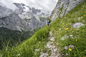 Mountaineers on the way to Waxenstein