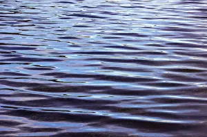 Moving water surface with waves at Mondsee