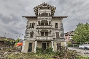 Multi-storey residential building built in 1903 in front of demolition