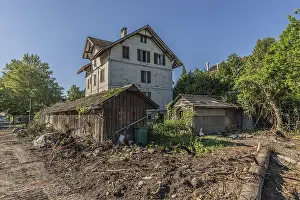 Multi-storey residential building built in 1903 in front of demolition