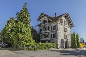Multi-storey residential building built in 1903 in front of demolition