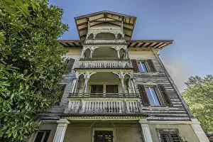 Multi-storey residential building built in 1903 in front of demolition