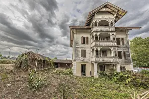 Multi-storey residential building built in 1903 in front of demolition