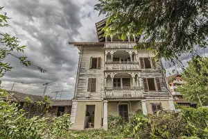 Multi-storey residential building built in 1903 in front of demolition