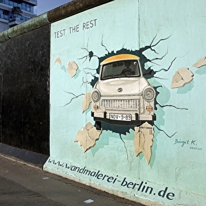 Mural on remnant of the Berlin Wall with the cardiac stress test (Test The Rest)