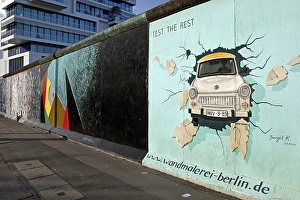 Mural on remnant of the Berlin Wall with the cardiac stress test (Test The Rest)