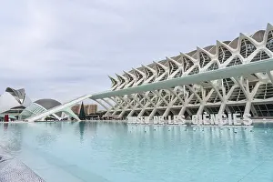 The museu de les ciencies principle building stands prominently against a cloudy sky