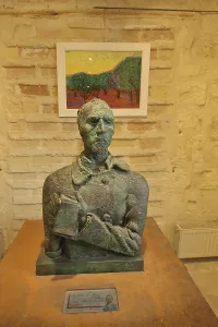 Museum Circut van Gogh with bust and painting duplicate of Vincent van Gogh