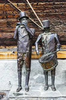 Musicians as copper statues, Saint Luc